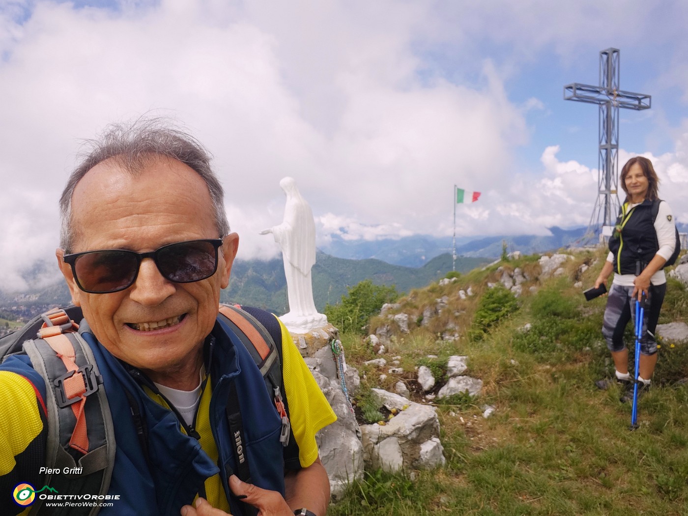 54 Dalla bianca Madonnina la croce di vetta Cornageta (1311 m).jpg